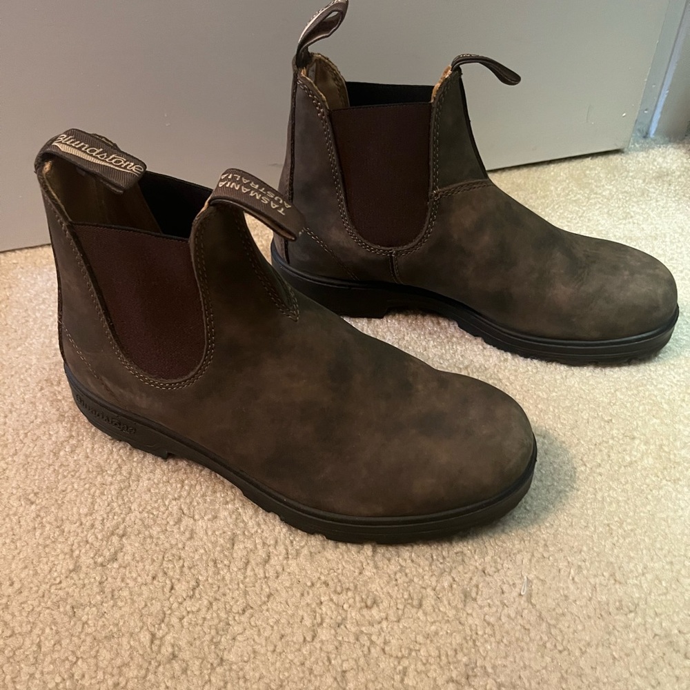 BARELY WORN Blundstone women’s Chelsea Boots #585